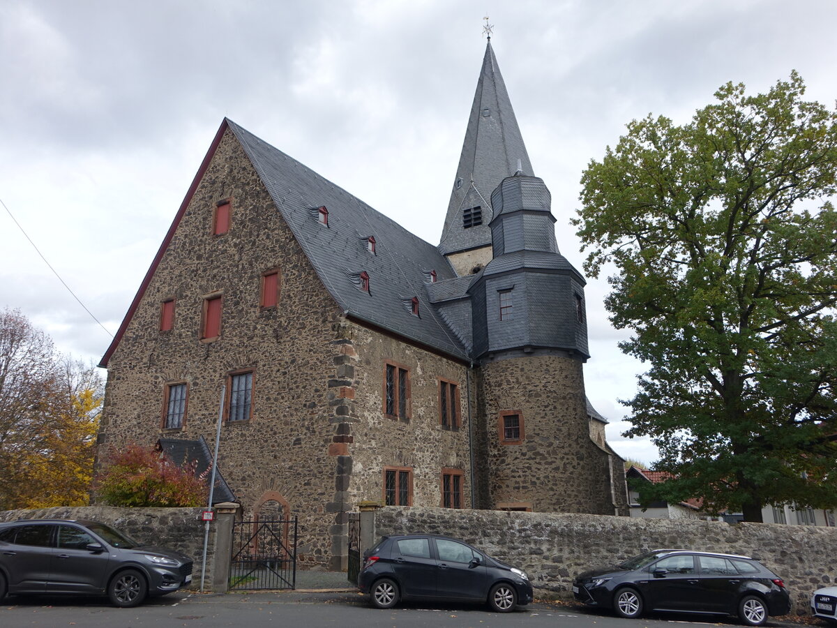 Hungen, evangelische Stadtkirche, erbaut im 12. Jahrhundert, Chor von 1518, Kirchenschiff vergrert 1596 und 1608 (31.10.2021)