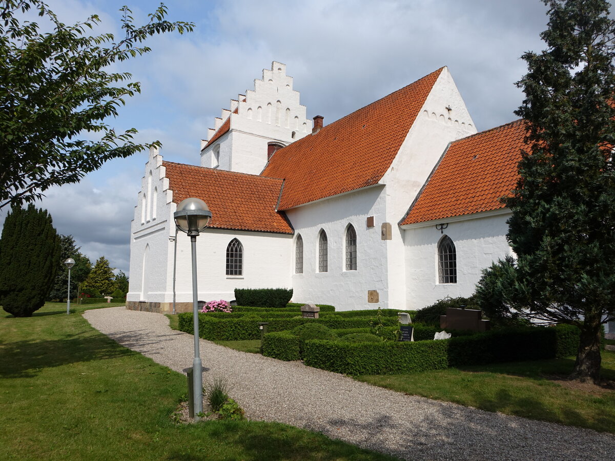 Hunseby, evangelische Kirche, romanische Granitquaderkirche, erbaut im 12. Jahrhundert, sptgotisches Waffenhaus (18.07.2021)