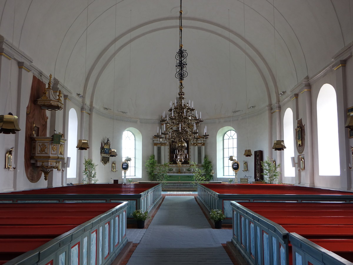 Husby, Kanzel und Altar in der Ev. Kirche, belgische Glasfenster von 1863 (22.06.2017)