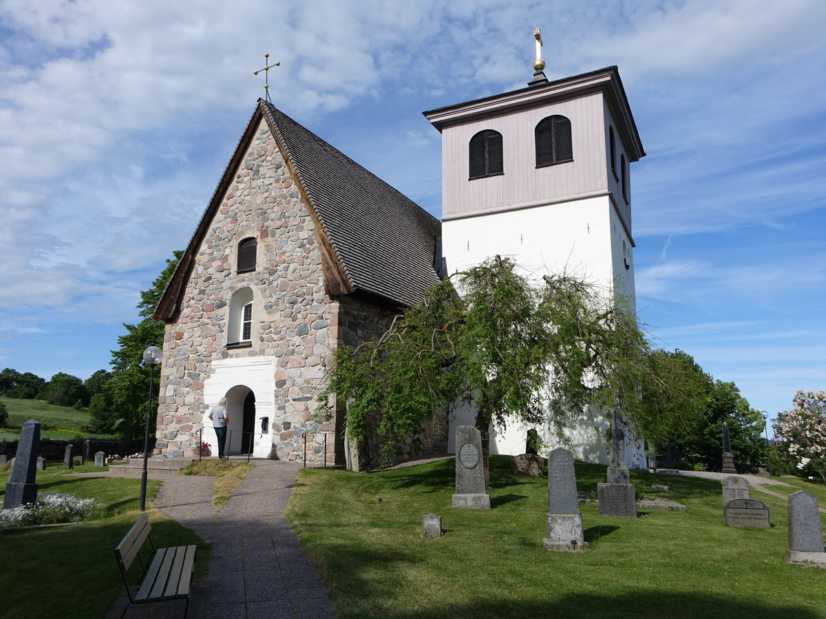 Husby-Sjuhundra, Ev. Kirche, erbaut im 12. Jahrhundert, Innenraum im Rokokostil, auf dem Kirchhof befinden sich um die 20 Runensteine (23.06.2017)