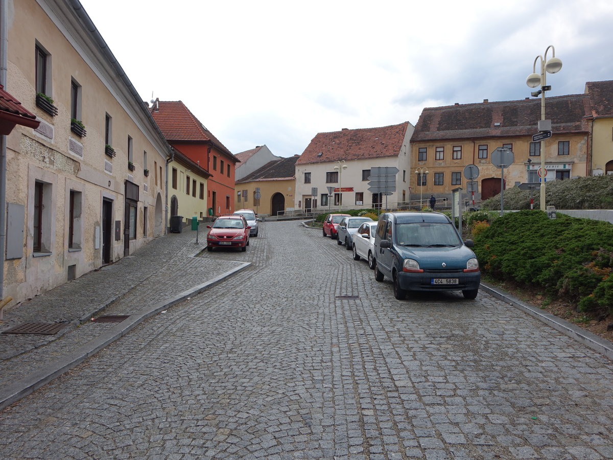 Husince, historische Gebude am Hauptplatz Prokopovo Namesti (25.05.2019)