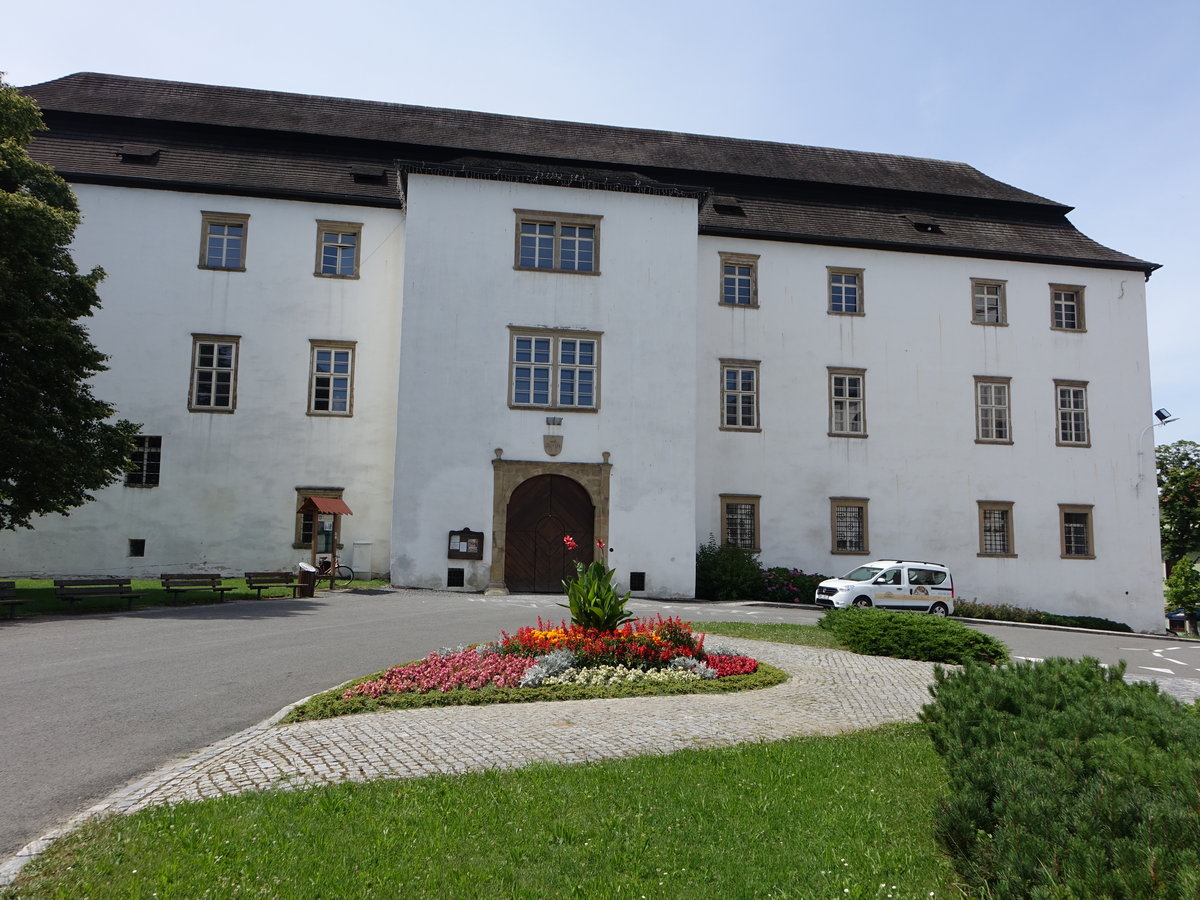 Hustopece nad Becvou / Hustopetsch, Renaissanceschloss, erbaut von 1580 bis 1604 durch die norditalienischen Baumeister und Steinmetzen Peter Minikat Vlach, Rudolf Minikat Vlach und Daniel Tiante Vlach (02.08.2020)