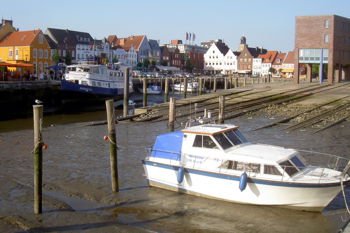 Husum Binnenhafen mit dem Rathaus (rechts). Aufnahmedatum: 8. Juli 2006.