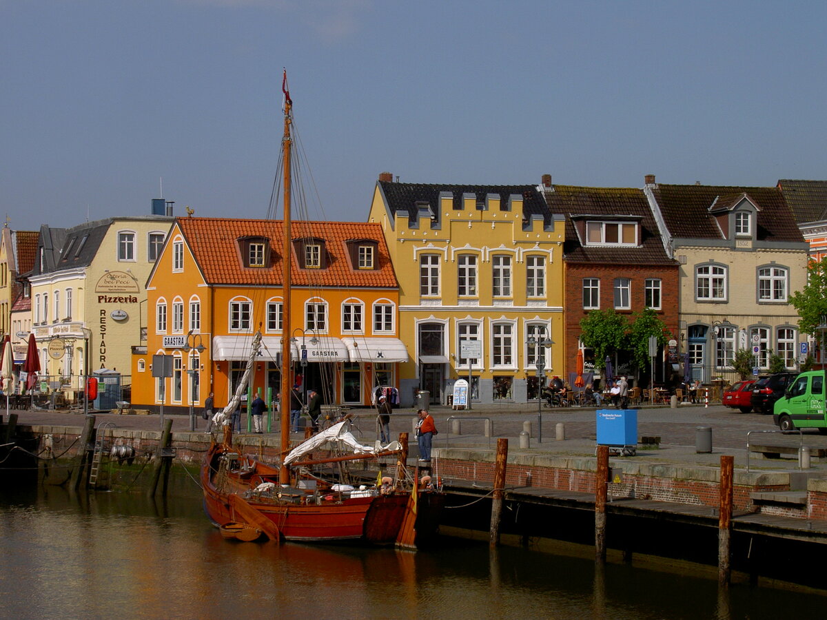 Husum, bunte Huser am Binnenhafen (11.05.2011)