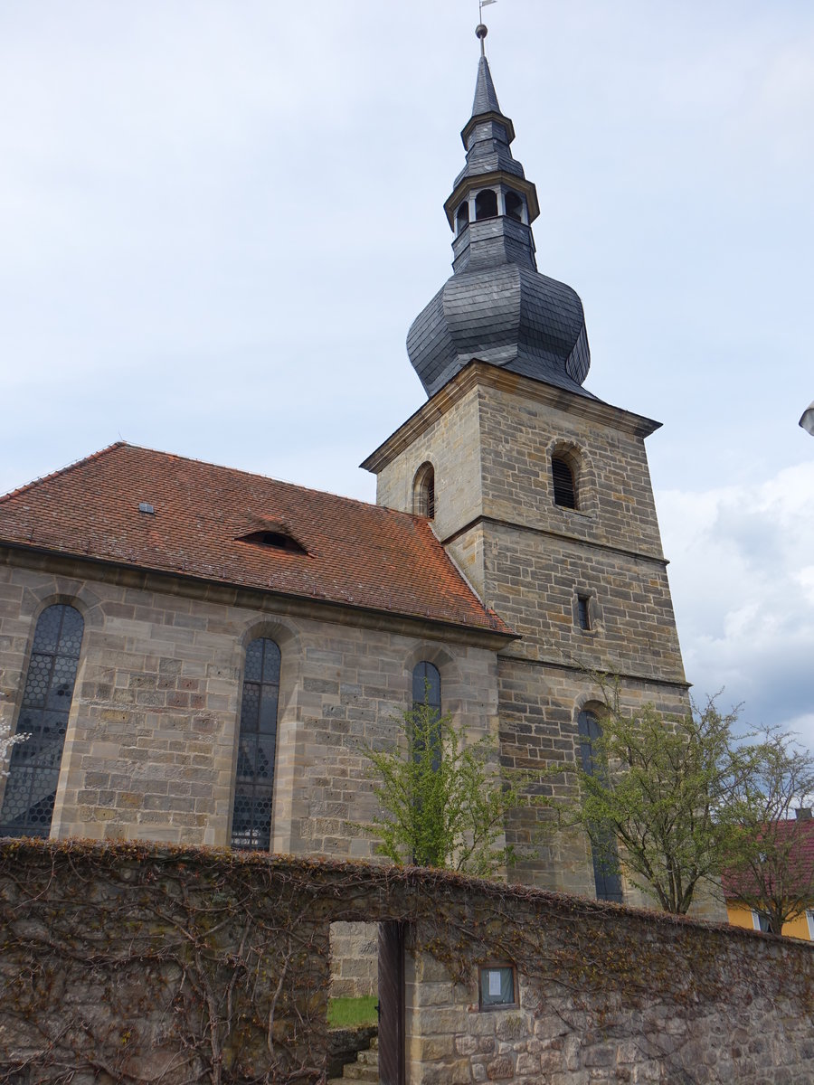 Hutschdorf, Evangelisch-lutherische Pfarrkirche Sankt Johannes der Tufer, Saalkirche mit Chorturm, erbaut im 16. Jahrhundert (16.04.2017)