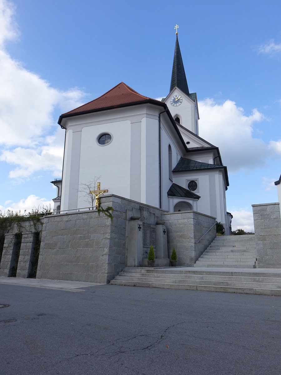 Hutthurm, kath. Pfarrkirche St. Martin, Saalkirche mit eingezogenem Rechteckchor, erbaut von 1746 bis 1750, Westturm sptgotisch (21.10.2018)