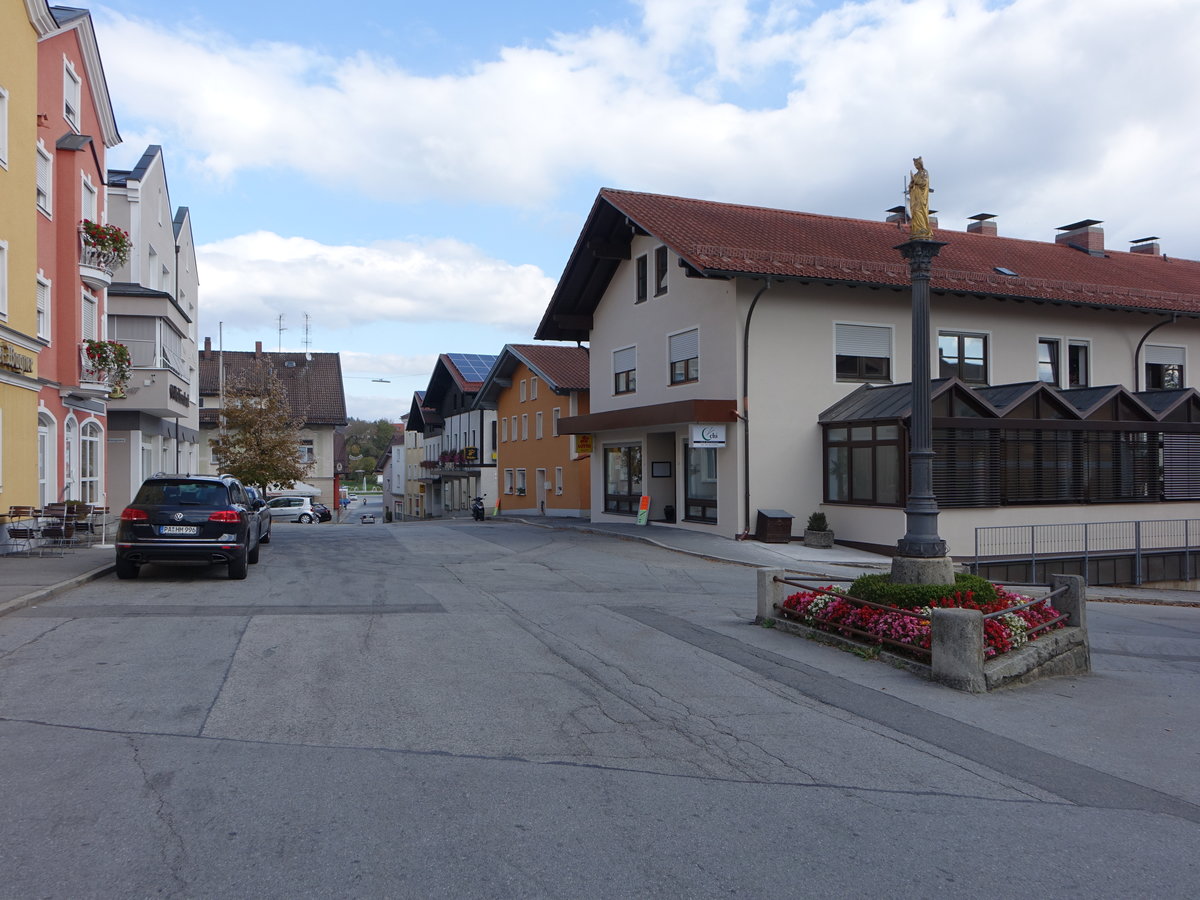 Hutthurm, Mariensule aus dem 19. Jahrhundert am Marktplatz (21.10.2018)