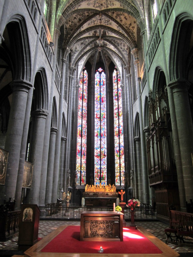 Huy, gotische Stiftskirche Unsere Liebe Frau, erbaut ab 1311, gemaltes Gewlbe, 
Hauptaltar von Pierre Peeters, 20 meter hohe Kirchenfenster von 1872 bis 1878 (05.07.2014)