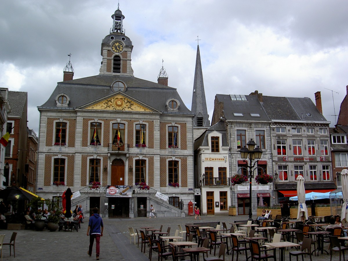 Huy, Rathaus von 1766 am Grand Place (05.07.2014)