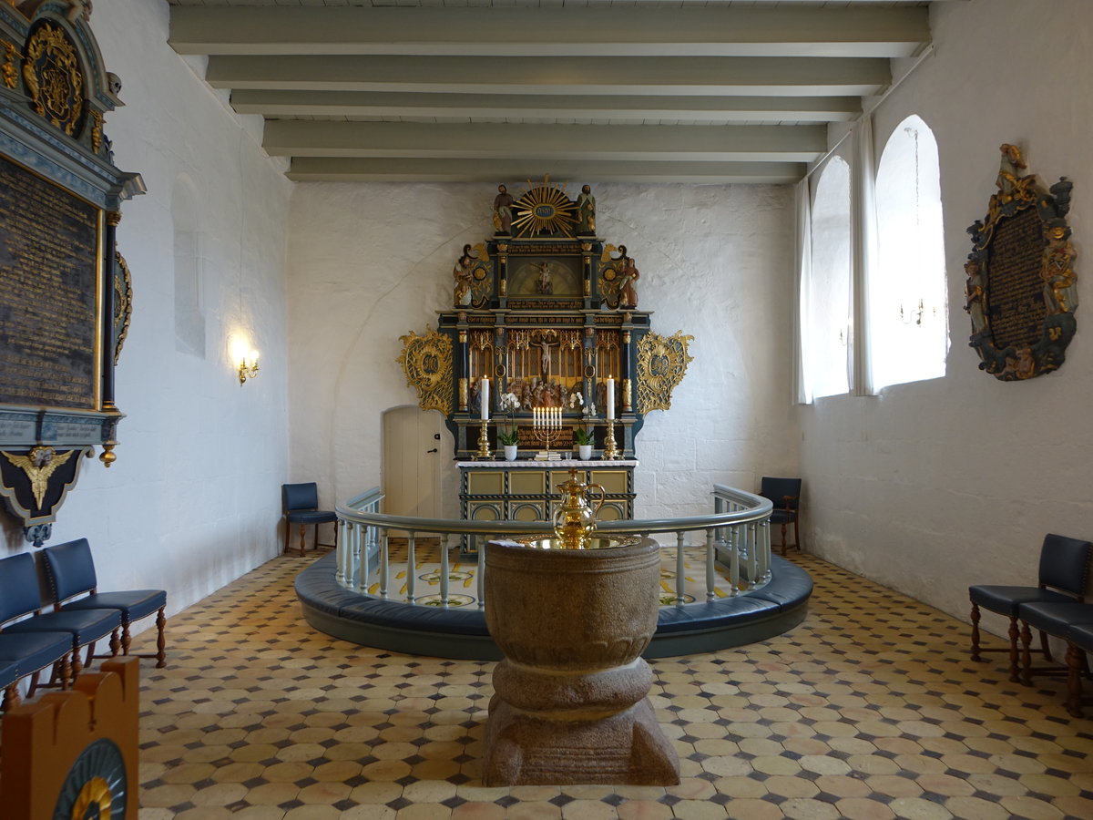 Hvidbjerg, Altar von 1500 in der Ev. Kirche, Altarbild von vier unterschiedlichen Perioden mit Figurenfeldern aus Terracotta und ausgeschnittene Evangelistfiguren (19.09.2020)