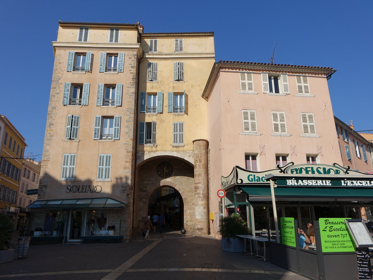 Hyeres, Stadttor Porte Massillon am Place de la Rade (27.09.2017)