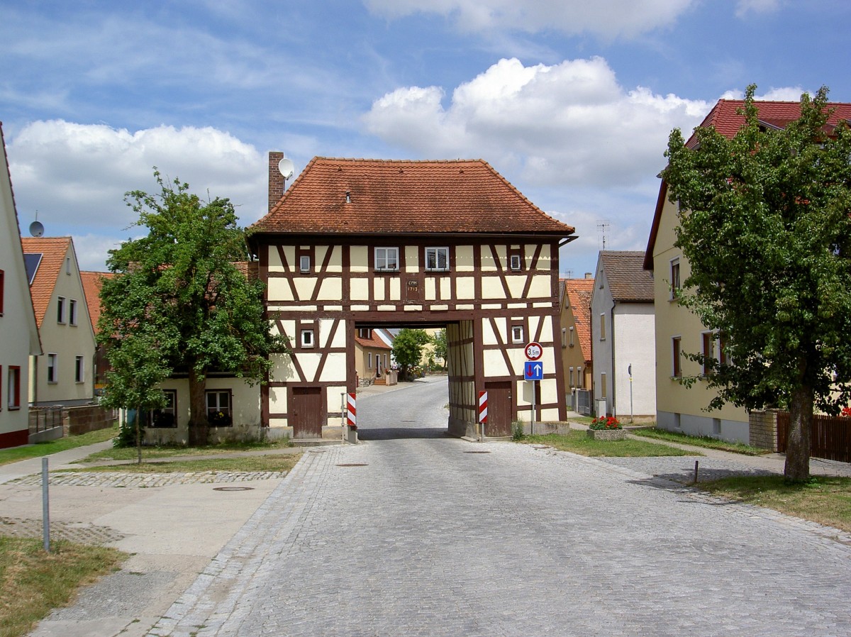 Ickelheim, Nrdliches Torhaus, Fachwerkbau mit Walmdach, erbaut 1713 (19.06.2014)