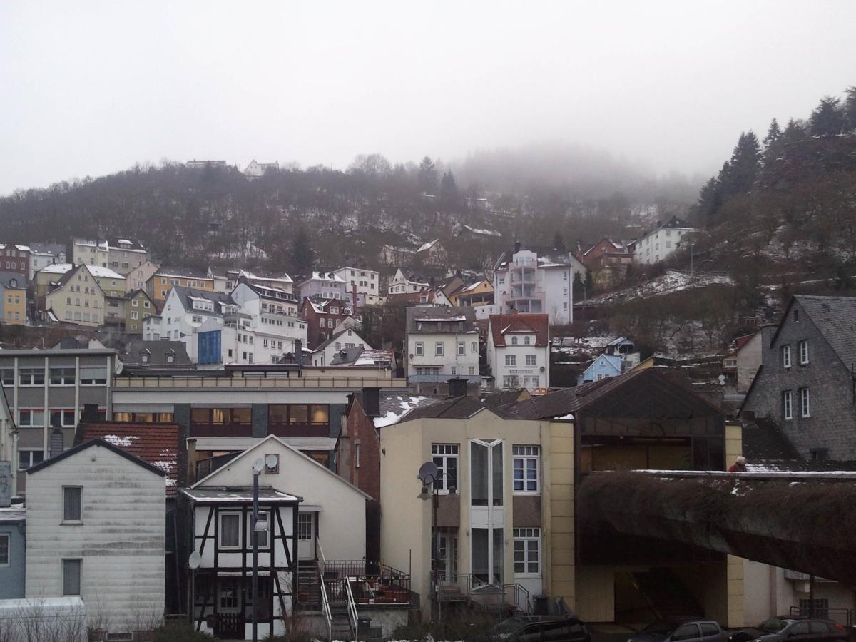 Idar-Oberstein, Blick auf die Bergeite mit dem Scloss und mit der Fugngerzone. Einen Besuch lohnt es sich besonders/auch beim schlechten Wetter! Aufnahmedatum: 28.01.2013.