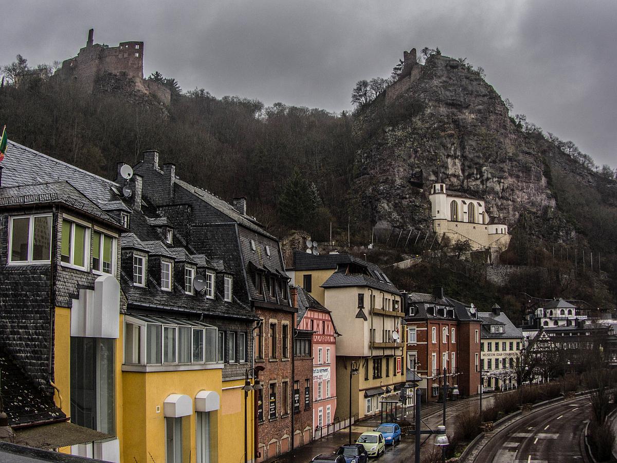 Idar-Oberstein, Blick auf die Felsenkirche, Burgruine und auf den Schlos-Oberstein, von der Gehbrcke. Foto: 29.01.2013