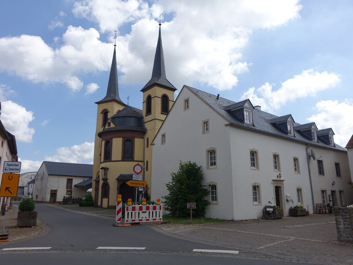 Idenheim, kath. Pfarrkirche St. Nikolaus, neubarocker Putzbau mit Doppelturmfassade, erbaut von 1924 bis 1926 durch den Architekten Peter Marx (23.06.2022)