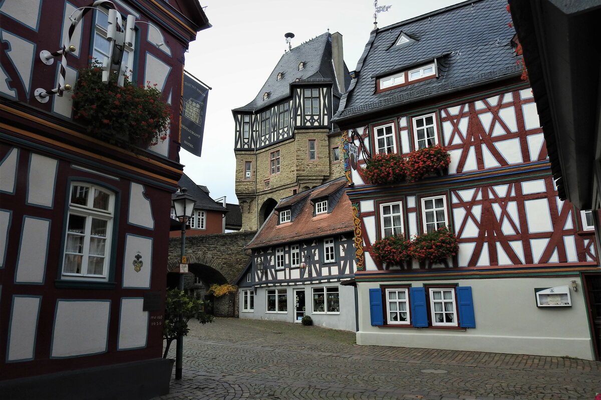 IDSTEIN/TAUNUS-INNENSTADT

Ein herrliches Ma an Fachwerk-Romantik hat die historische Innenstadt von IDSTEIN aufzuweisen...am 15.10.22