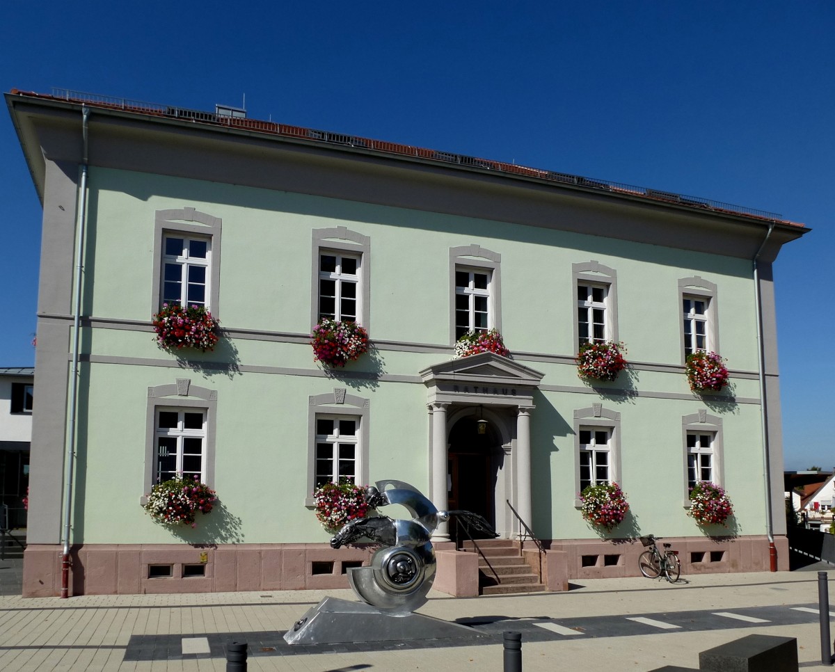 Iffezheim, das Rathaus des ca.5000 Einwohner zhlenden Ortes vor den Toren von Baden-Baden, bekannt durch die internationalen Galopprennen, Sept.2013