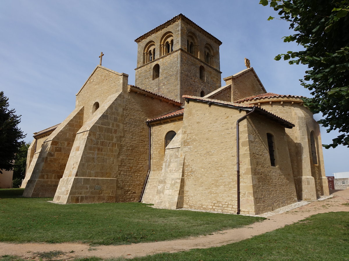 Iguerande, Saint-Andre Kirche, erbaut im 11. Jahrhundert (22.09.2016)