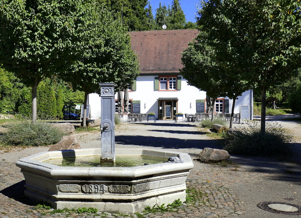 Ihringen, der 1894 aufgestellte Brunnen vor dem Gasthaus  Zur Lilie  im Liliental, Aug.2022