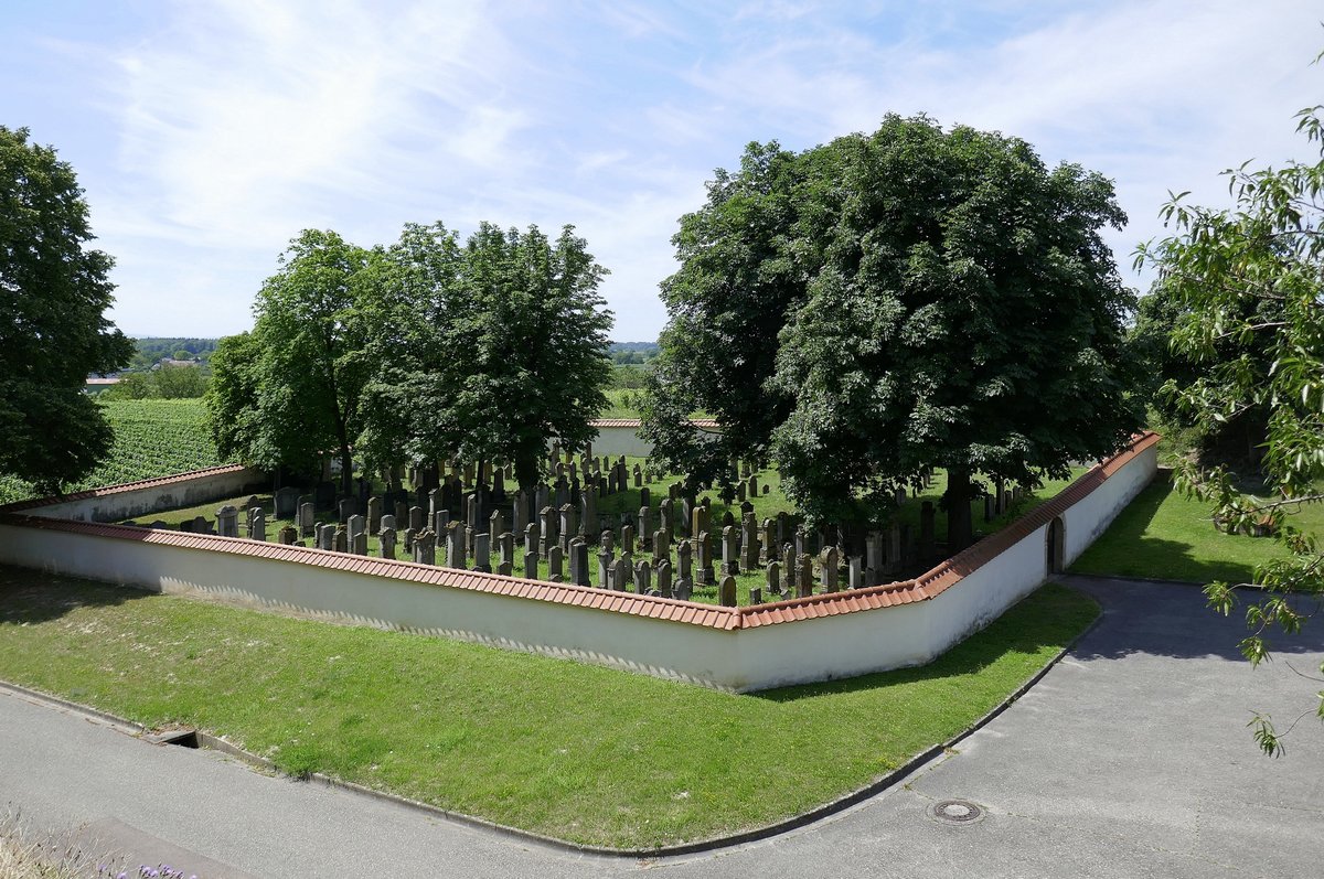 Ihringen am Kaiserstuhl, der jdische Friedhof auerhalb des Ortes, um 1800 angelegt, bis 1937 genutzt, als geschtztes Kulturdenkmal eingetragen, Juli 2020