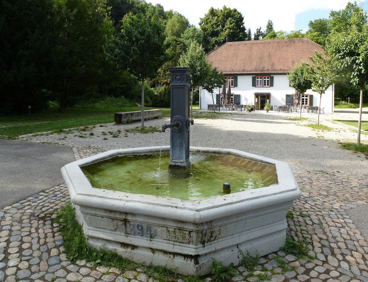 Ihringen am Kaiserstuhl, das Restaurant  Lilienhof  im Liliental im südlichen Kaiserstuhl, davor der historische Brunnen von 1894, Aug.2016