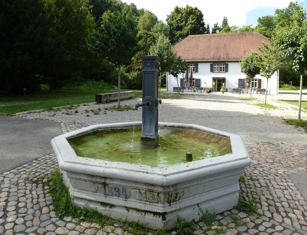 Ihringen am Kaiserstuhl, das Restaurant  Lilienhof  im Liliental im sdlichen Kaiserstuhl, davor der historische Brunnen von 1894, Aug.2016