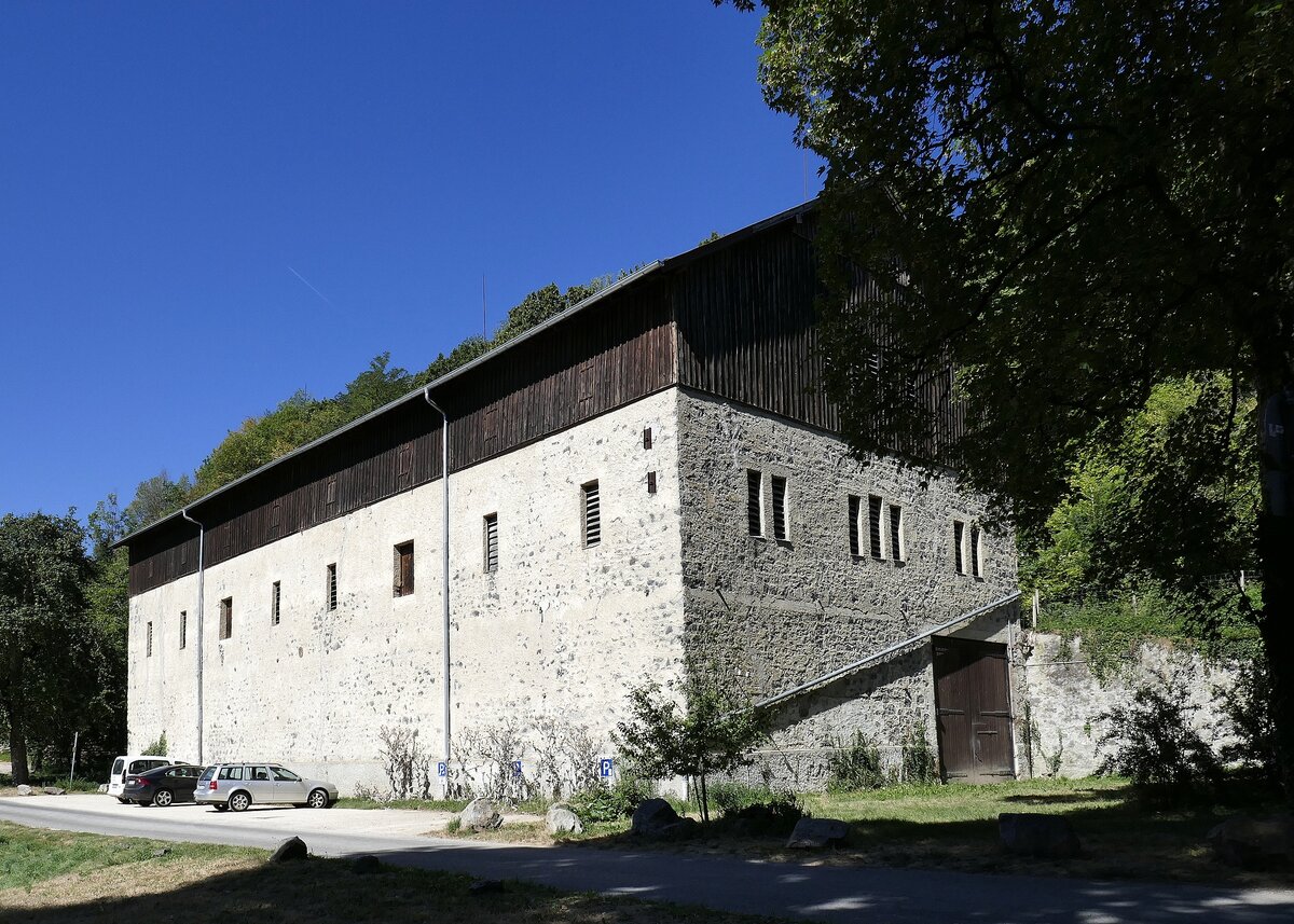 Ihringen, Hof Liliental war in Sdbaden eins der flchenmig grten landwirtschaftlichen Betriebe, bis 1872, das ist die historische Getreidescheune mit den entsprechenden Ausmaen, Aug.2022