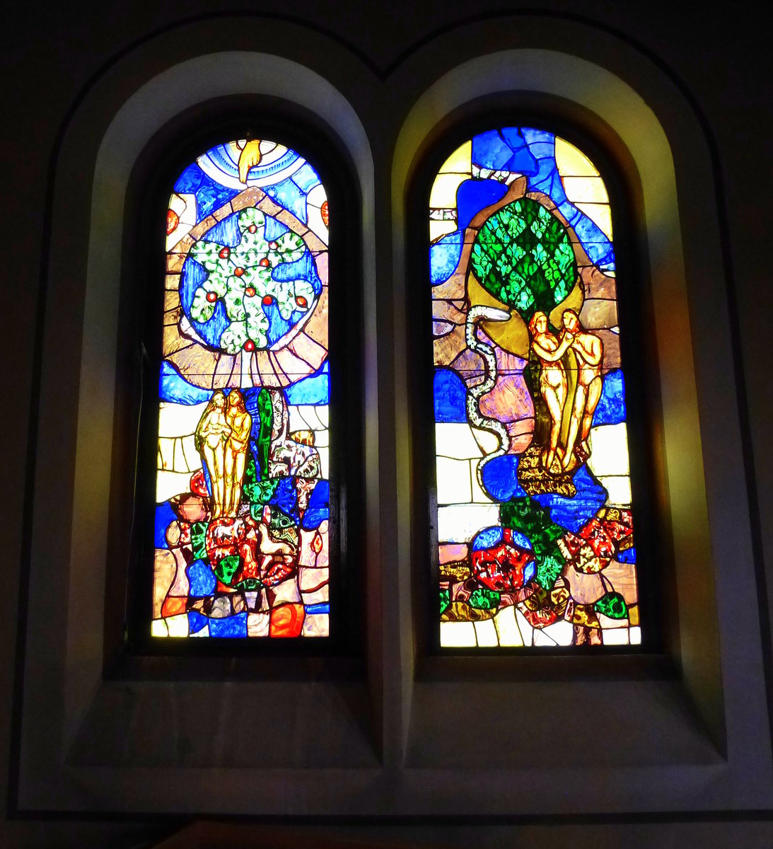 Ihringen, neue Fenster von 1976-78 in der evangelischen Kirche, geschaffen von Valentin Peter Feuerstein, April 2015 