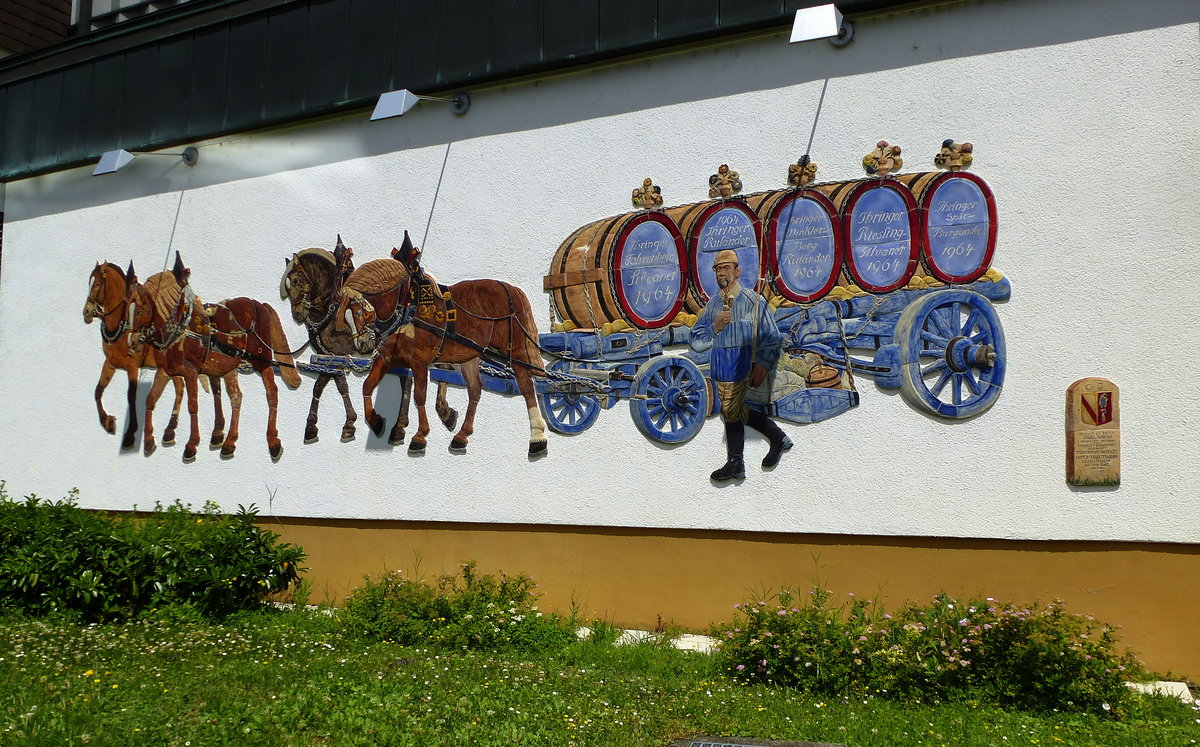 Ihringen, das Wandbild aus gebrannter und glasierter Keramik an der Sdfassade der Winzergenossenschaft, Juni 2017