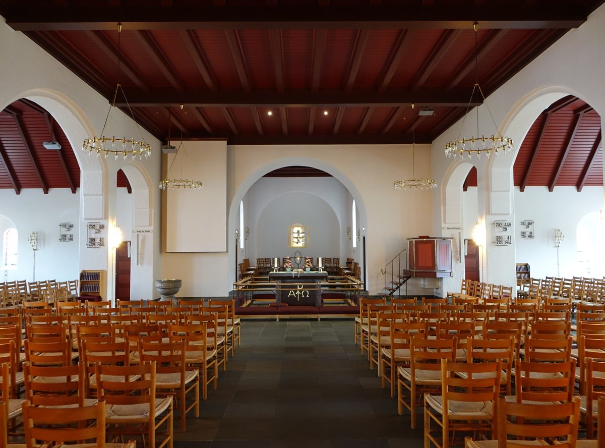 Ikast, Innenraum der Ev. Kirche mit mittelalterlichem Taufstein (09.06.2018)