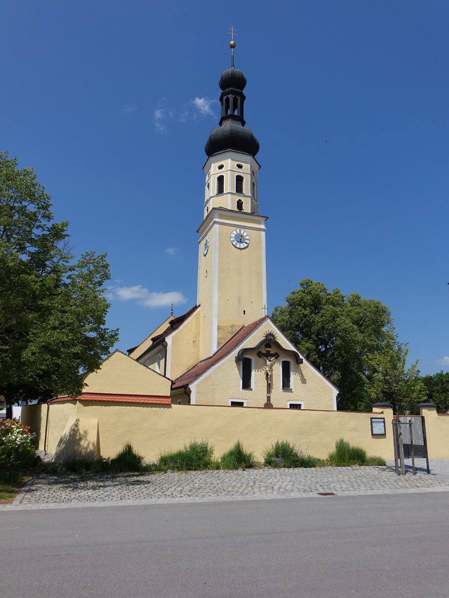Illkofen, katholische Pfarrkirche St. Martin an der Uferstrae, Saalbau mit eingezogenem Chor und Ostturm, erbaut im 18. Jahrhundert (02.06.2017)