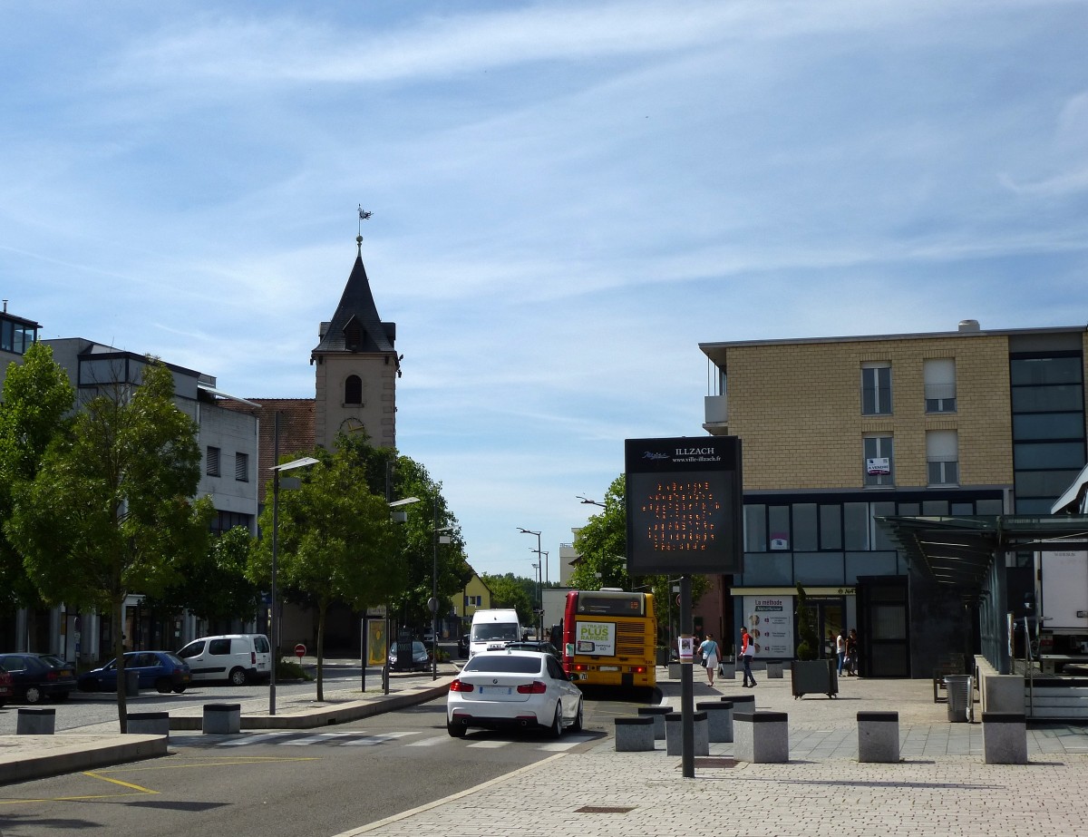 Illzach, das Ortszentrum am Rathausplatz, Juni 2015