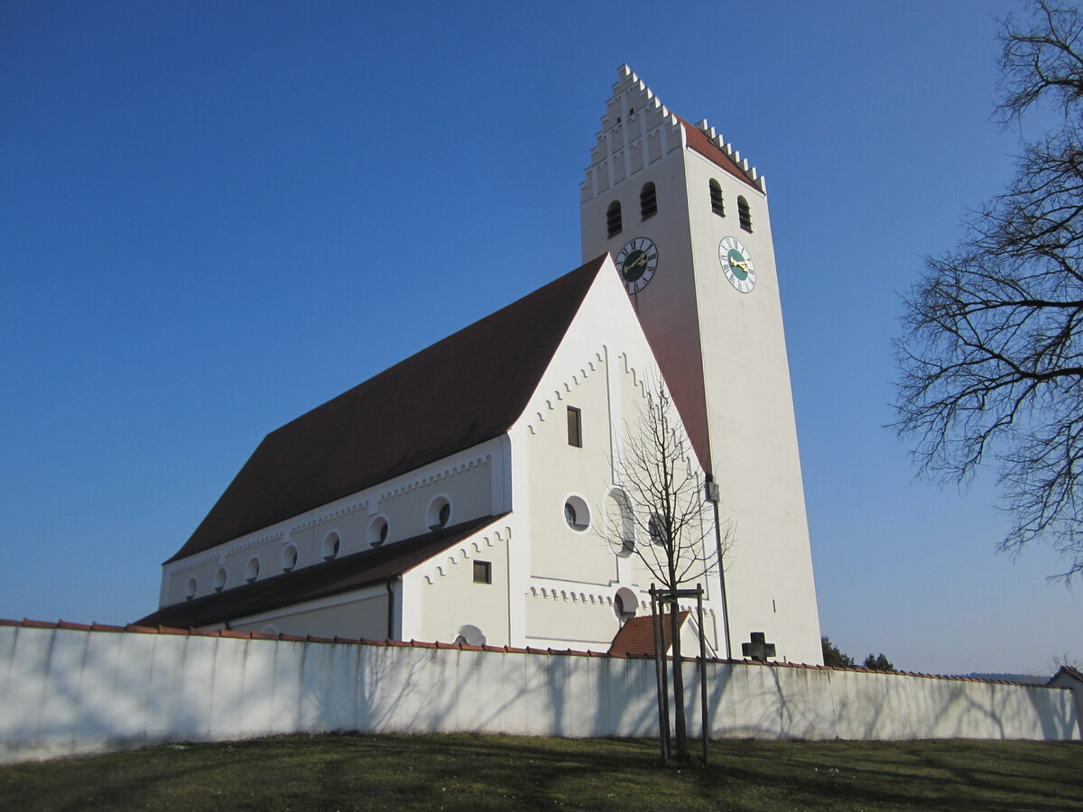 Ilmmnster, Pfarrkirche St. Arsatius, dreischiffige Basilika mit Steilsatteldach, erbaut von 1265 bis 1280, barockisiert 1676 durch Georg Zwerger (14.03.2014)