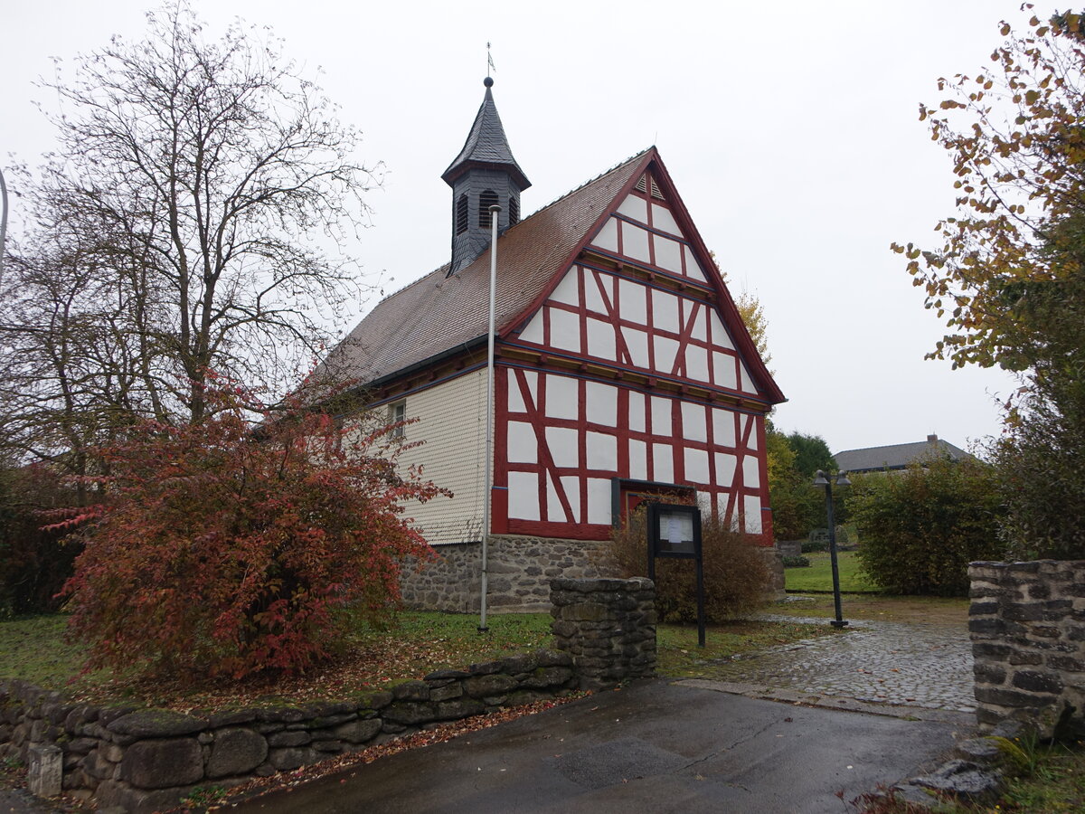 Ilsdorf, evangelische Fachwerkkirche, kleine Saalkirche mit Dachreiter, erbaut im 16. Jahrhundert (30.10.2021)