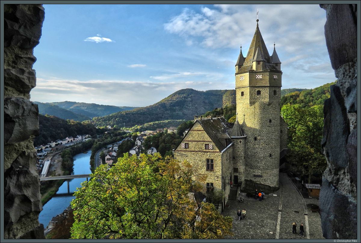 Im 12. Jahrhundert wurde die Burg Altena errichtet, welche auf dem Klusenberg ber das Lennetal wacht, durch das einst ein wichtiger Handelsweg fhrte. In der gut erhaltenen Burganlage wurde 1914 die weltweit erste Jugendherberge eingerichtet. Zu sehen ist der Blick vom Bergfried ber den Burghof auf den Pulverturm. Im Tal befindet sich die Kleinstadt Altena. (02.10.2016)