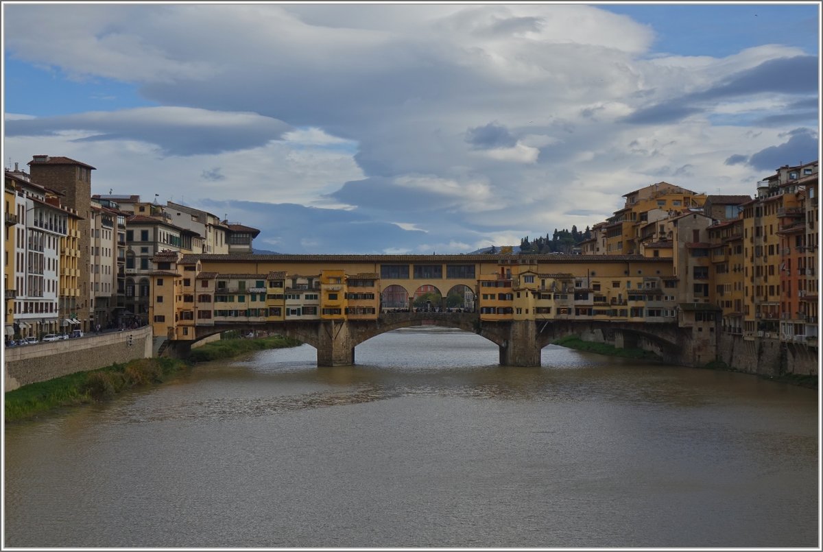 Im  13.Jahrhundert erhielt die Ponte Vecchio ihr heutiges Aussehen: mit Lden und Wohnungen. 
Davor fhrte eine hlzerne Brcke an dieser Stelle ber den Arno, die im Jahre 123 durch eine steinere ersetzt wurde.
(15.11.2017)