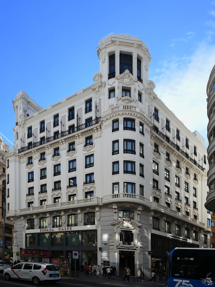 Im 1929 gebauten Haus des Buches (Casa del Libro) befindet sich das CR7-Hotel von Madrid. (November 2022)