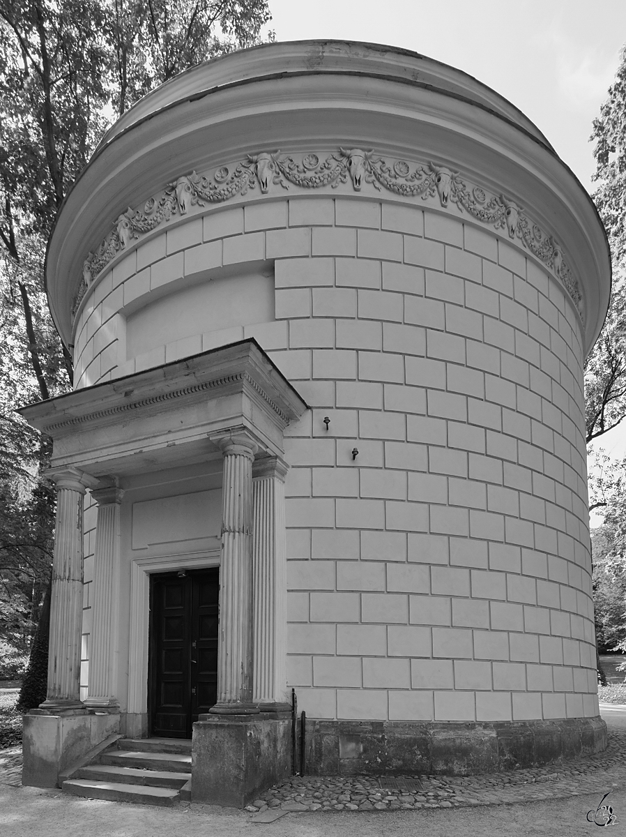 Im Łazienki-Park steht auch dieser auf dem ersten Blick nicht als solcher zu erkennender Wasserturm. (Warschau, August 2015)