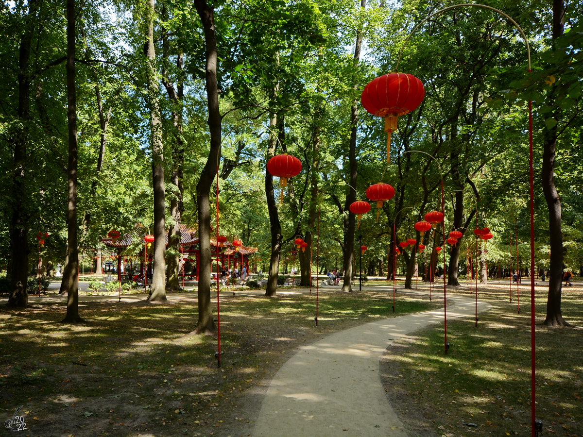 Im Łazienki-Park weisen rote Lampions den Weg in den Chinesischen Garten. (Warschau, August 2015)