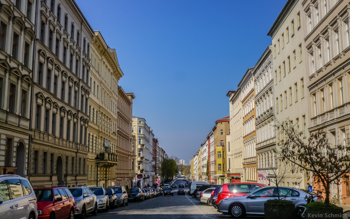 Im Bergmannkiez im Berliner Stadtteil Kreuzberg findet man grnderzeitliche Blockrandbebauung vor - hier ein Blick durch die Nostitzstrae in Richtung Norden. (30.03.2014)