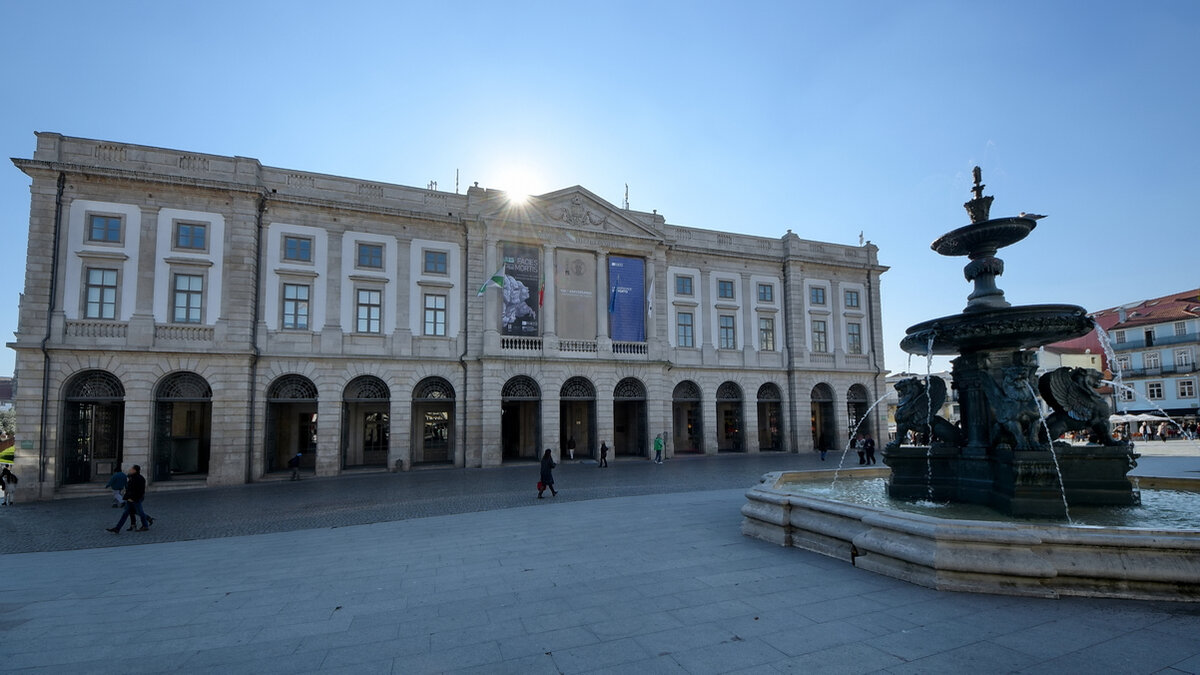 Im Bild das 1911 erbaute Rektorat der Universitt (Universidade do Porto) und der Lwenbrunnen (Fonte dos Lees) in Porto. (Januar 2017)