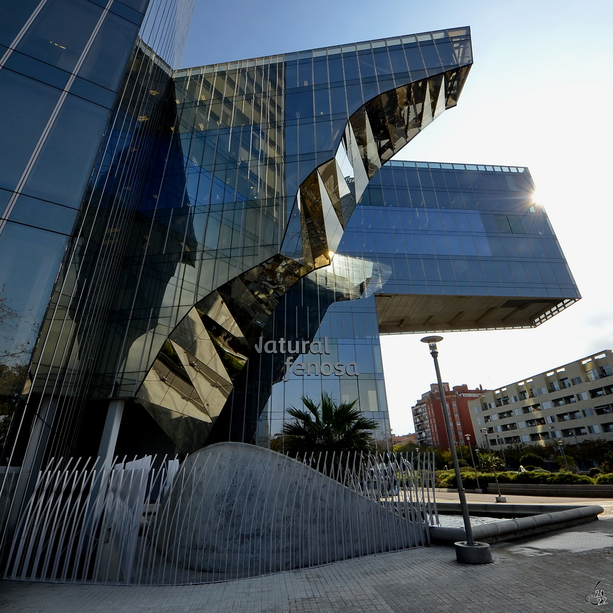 Im Bild der von 2003 bis 2005 gebaute und 86 Meter hohe MareNostrum Tower, welcher der Hauptsitz von Gas Natural in Barcelona ist. (Februar 2012)