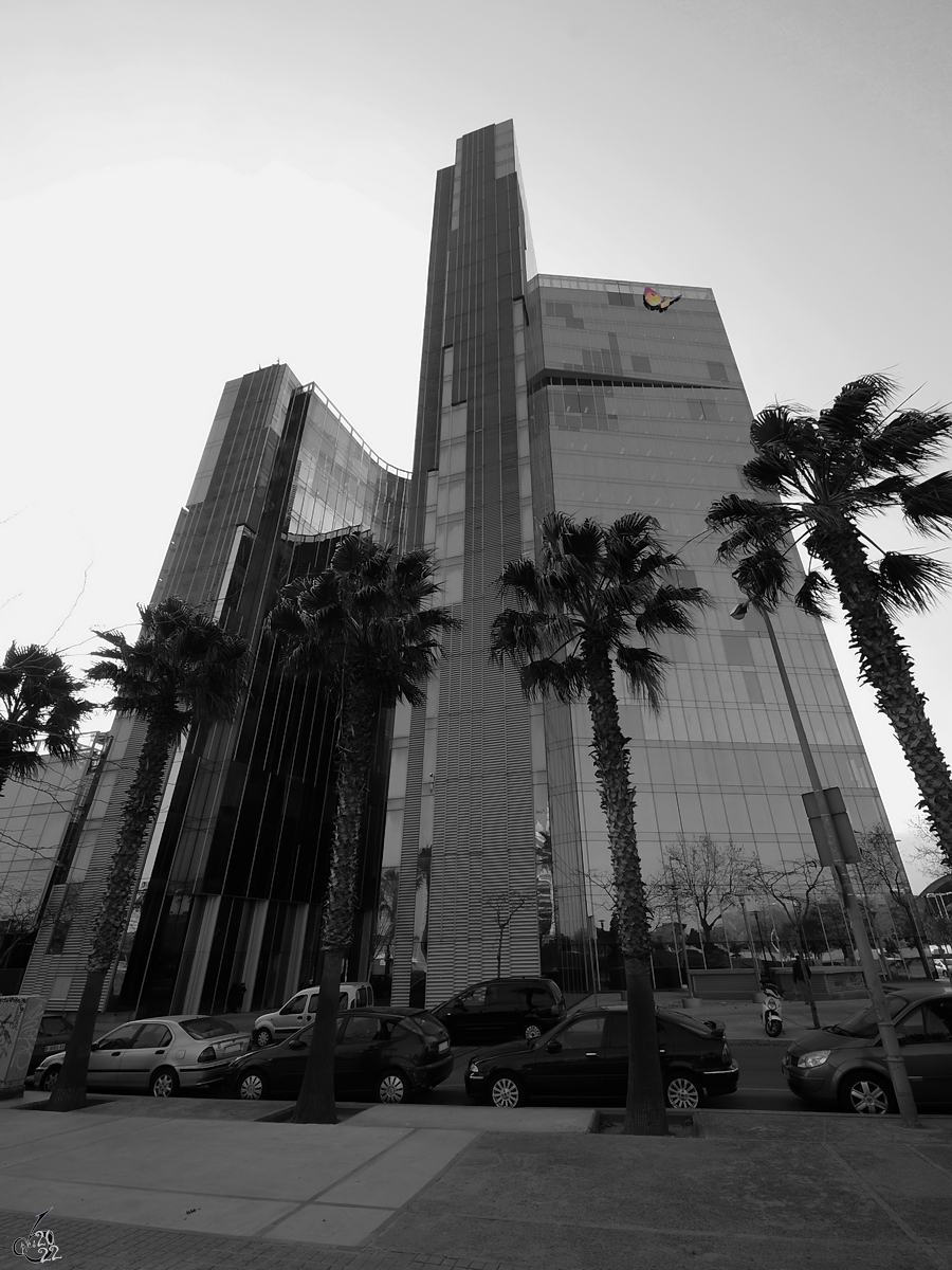 Im Bild der von 2003 bis 2005 gebaute und 86 Meter hohe MareNostrum Tower, welcher der Hauptsitz von Gas Natural in Barcelona ist. (Februar 2012)