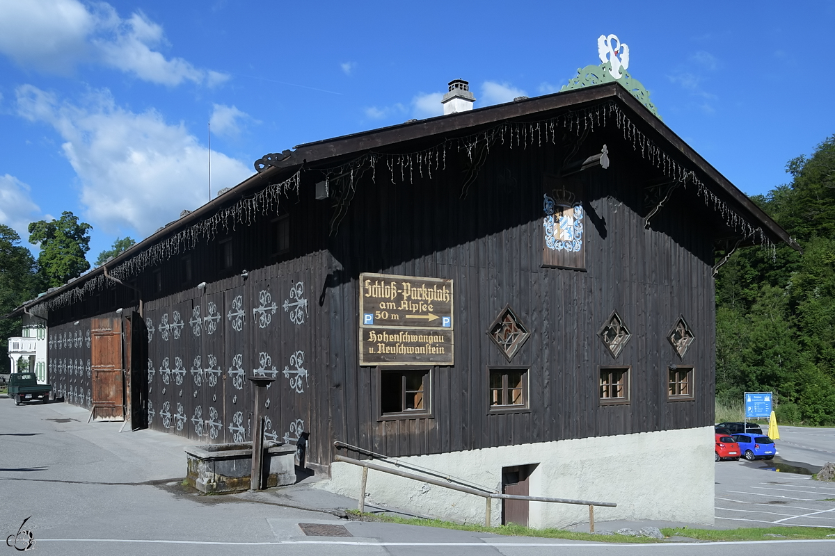 Im Bild die bis 1845 erbaute ehemalige untere Wagenremise des Schlosses Hohenschwangau. (Juli 2017)