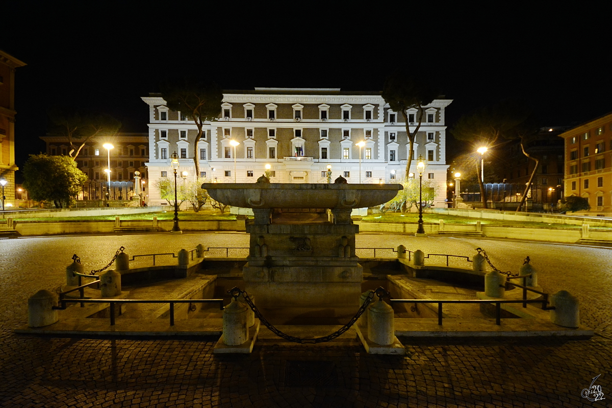 Im Bild der Brunnen auf der Piazza del Viminale, dahinter der von 1911 bis 1925 erbaute Palazzo del Viminale, welcher Sitz des italienischen Innenministeriums ist. (Rom, Dezember 2015)