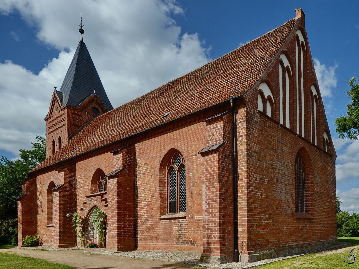 Im Bild die Dorfkirche in Linstow. (August 2013)