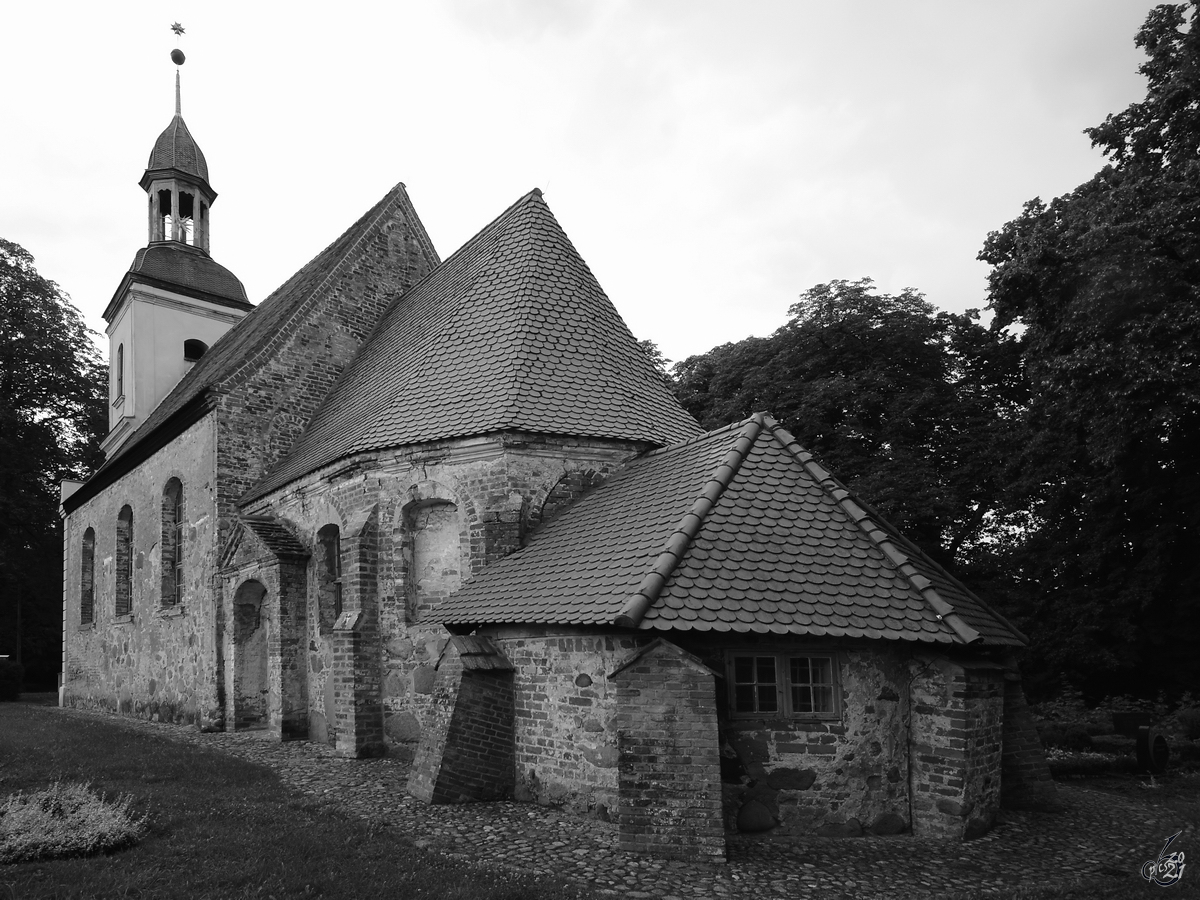 Im Bild die Dorfkirche Weitendorf. (August 2013)