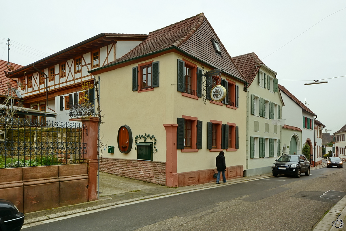Im Bild der (ehemalige ?) Diedesfelder Winzerhof in Neustadt an der Weinstrae. (Dezember 2014)