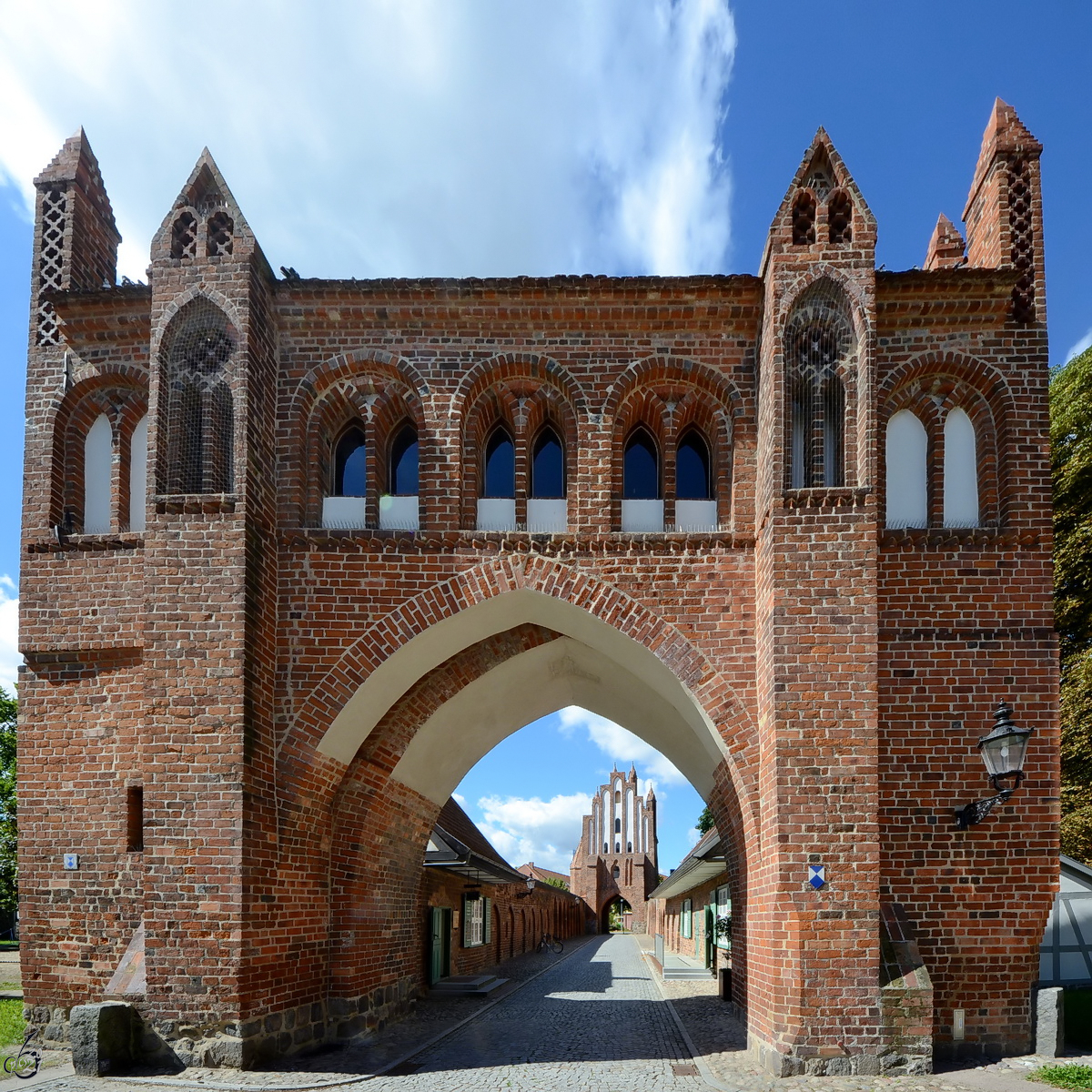 Im Bild das in der ersten Hlfte des 14. Jahrhunderts erbaute Friedlnder Tor in Neubrandenburg. (August 2013)