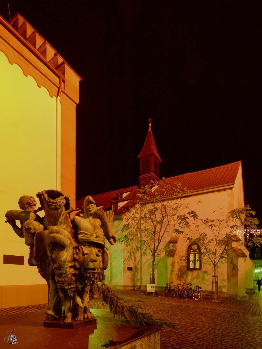 Im Bild der Geschichtsbrunnen in Landau, im Hintergrund die Mitte des 14. Jahrhunderts im gotischen Stil errichtete Katharinenkapelle. (Dezember 2014)